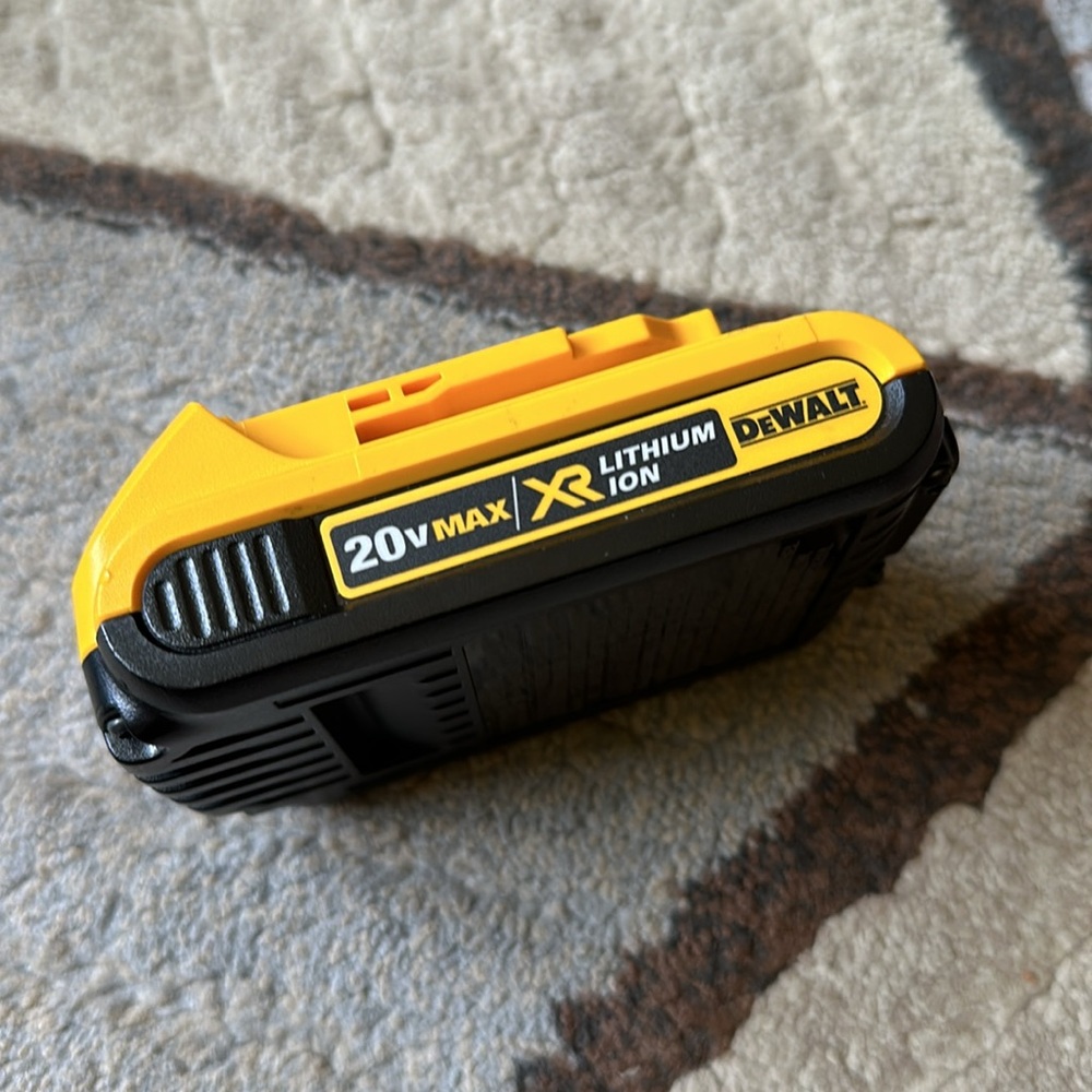 DeWALT BT SPEAKER, CHARGER & BATTERY - Picture 14 of 15